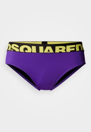Cuecas de banho roxas com cinto preto e logótipo amarelo ousado "DSQUARED2". Design elegante, textura suave e ajuste justo.