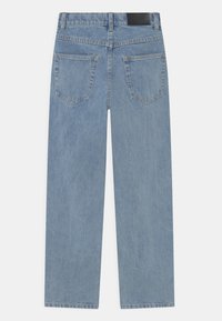 Lys blå denim jeans med straight cut, fem lommer og en mørk linning, der har en struktureret stof og synlige syninger.
