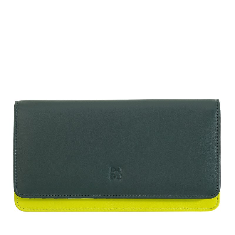 Portafoglio in pelle verde e gialla con una texture liscia, dotato di chiusura a patta e branding in rilievo sul fronte.