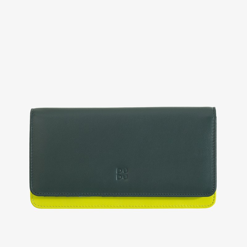 Portafoglio in pelle verde e gialla con una texture liscia, dotato di chiusura a patta e branding in rilievo sul fronte.