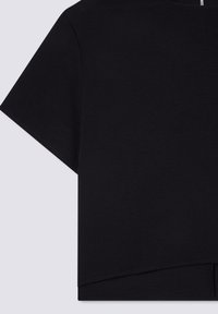 Top nero a maniche corte con vestibilità rilassata, caratterizzato da un tessuto strutturato e un orlo curvo. Design semplice senza motivi o dettagli visibili.