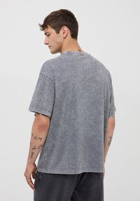 Terranova LOOSE FIT CON TASCHINO - T-shirt basic - grigio