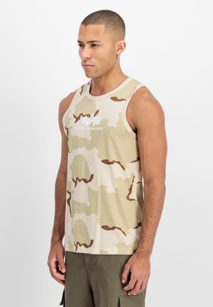 Camo-Top in Beige und Braun, aus weichem Stoff, ärmellos, mit einem vorderen Logo mit der Aufschrift "ALPHA INDUSTRIES".