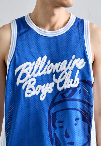 Zils sieta basketbola krekls ar baltu izšūtu tekstu "Billionaire Boys Club", kontrastējošām plecu svītrām un grafisku portretu.