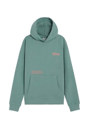 Sudadera verde con capucha, bolsillo canguro frontal y pequeño texto de logo rosa en el pecho que dice "The Scrapers Universe".