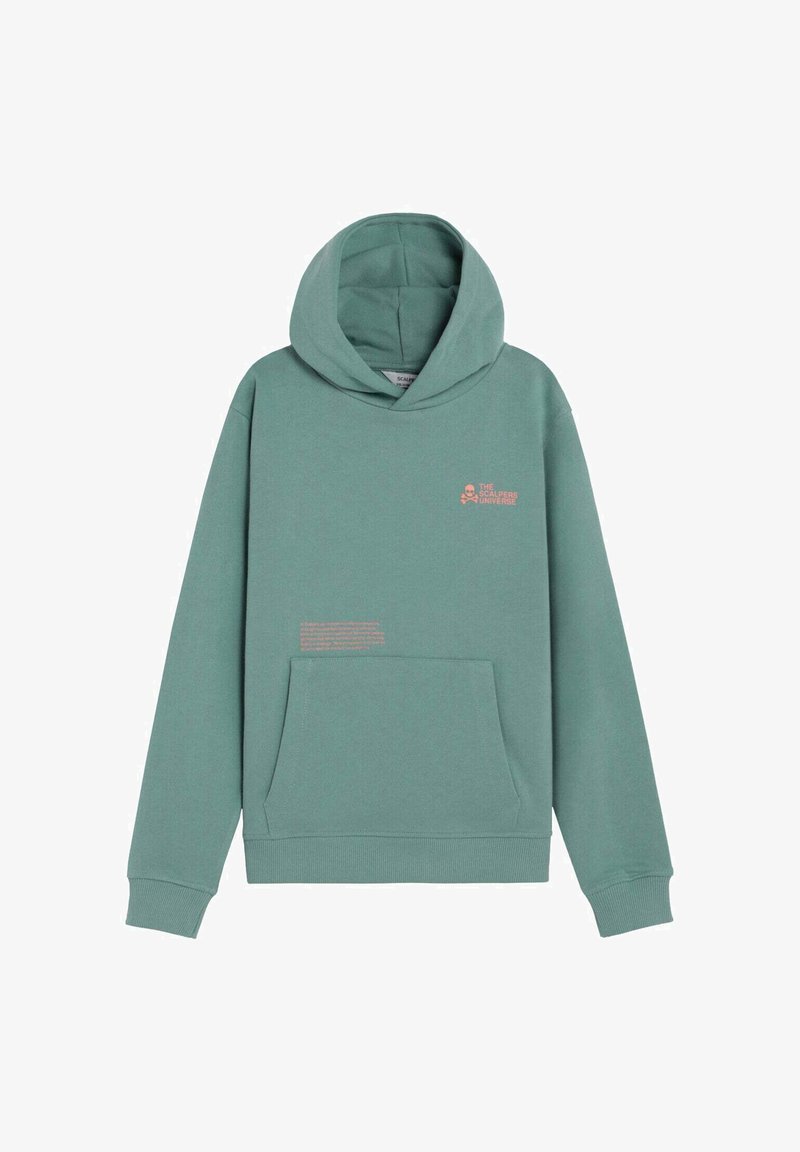 Groene hoodie met capuchon, voorzak in kangoeroestijl en klein roze logo op de borst met de tekst "The Scrapers Universe."