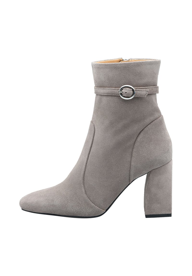 Grijze suede enkelboot met een spitse neus, een ronde gesp om de enkel en een blokhak. Gladde textuur met minimale details.