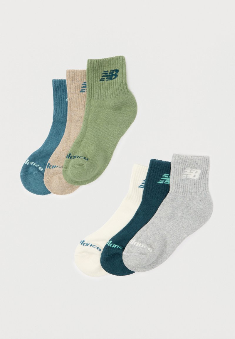 Έξι ζευγάρια κάλτσες αστραγάλου σε πράσινο, μπεζ, μπλε, εκρού, σκούρο τιρκουάζ και γκρι, κάθε μία με ριμπ μανσέτα και λογότυπα της μάρκας.