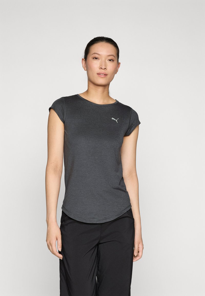 Camiseta deportiva ajustada de manga corta en gris, hecha de tela mezclada, con un escote redondeado y un pequeño logo en el lado izquierdo del pecho.