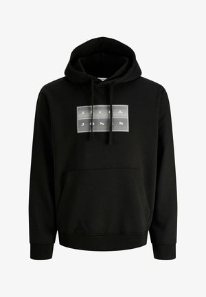 Musta hupullinen huppari, jossa etutasku ja suorakaiteen muotoinen logo, jossa valkoinen teksti "JACK & JONES" rinnassa.