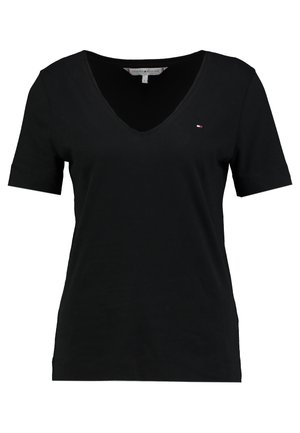 Sort dame T-shirt med korte ærmer og V-udskæring med lille Tommy Hilfiger-logo på venstre bryst og en størrelse S-mærkat indeni kraven.