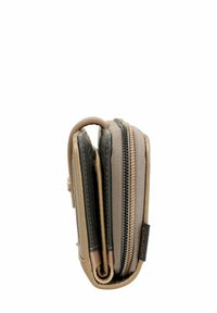 Cartera rectangular con un exterior de tela beige y acentos de cuero negro. Cuenta con un cierre con cremallera y un perfil delgado.