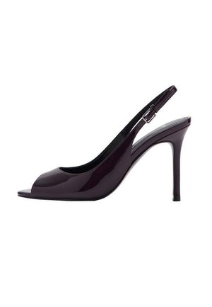 Talons hauts en cuir verni violet avec un bout ouvert, un talon stiletto fin, une sangle ajustable et une finition lisse et brillante.