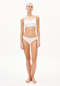 Wit katoenen bh- en bikini-set met een eenvoudig ontwerp. De bh heeft dunne bandjes en de bikini heeft een lage snit. Glad textuur.