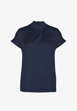 Navyblauw blouse met korte mouwen en een hoge kraag, voorzien van een subtiele plooi-detail bij de halslijn en een gladde, lichte stoftextuur.