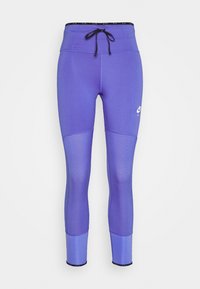 Fioletowe legginsy sportowe z wysokim stanem, sznurkiem do regulacji, siateczkowymi akcentami i jednolitymi dolnymi częściami, wykonane z elastycznego materiału.