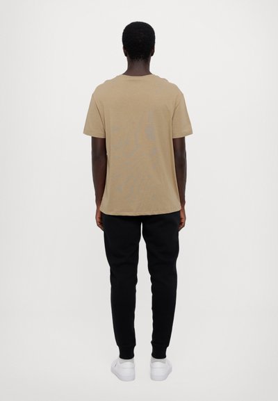 Polo Ralph Lauren SHORT SLEEVE - Marškinėliai su spaudiniu - desert khaki/black