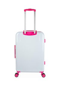 Maleta rígida de plástico transparente con acentos en rosa, que cuenta con un asa retráctil y cuatro ruedas para mayor movilidad.