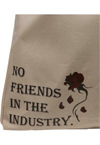Beige Canvas-Umhängetasche mit dem aufgedruckten Text "KEINE FREUNDE IN DER BRANCHE" und einem roten Rosengrafik, die mit dunkelgrünen Akzenten und verstreuten Blütenblättern versehen ist.