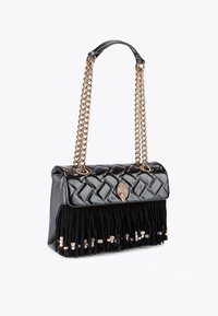Czarna torebka na ramię z pikowanym wzorem i złotym łańcuszkiem. Posiada frędzlowy dół i ozdobne akcenty z różnymi koralikami.