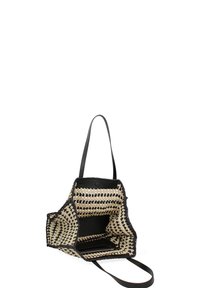 Borsa tote intrecciata con motivo nero e crema, caratterizzata da un ampio interno, una texture morbida e due lunghe maniglie in pelle nera per il trasporto.