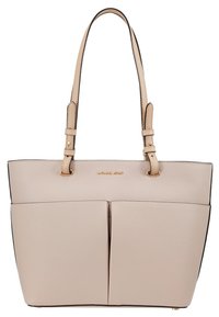 Beżowa skórzana torba tote z dwoma przednimi kieszeniami, górnymi uchwytami, złotymi akcentami i gładką fakturą. Zawiera logo z przodu.