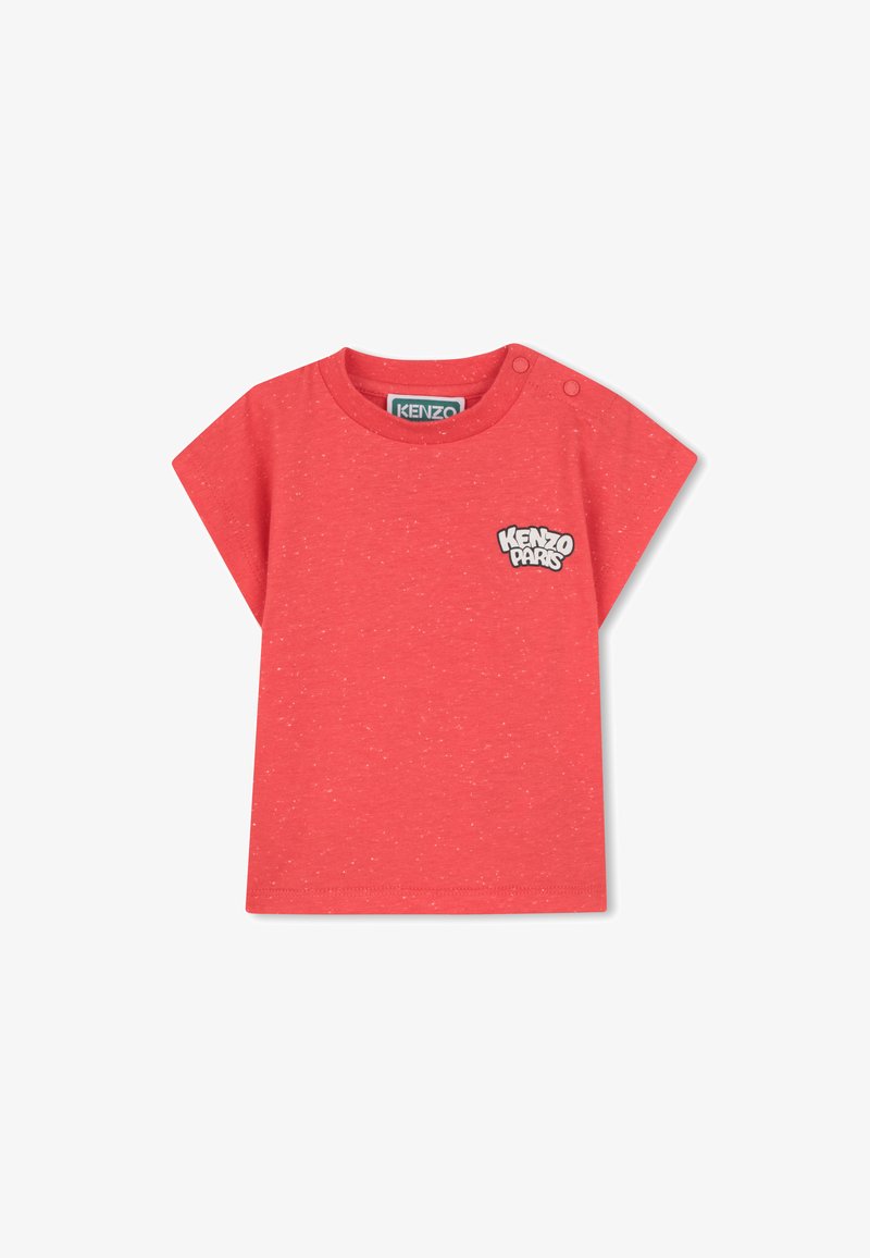 T-shirt rouge à manches courtes avec un col arrondi, arborant un logo "KENZO PARIS" sur le devant et un détail de bouton-pression sur l'épaule.