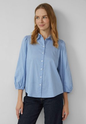 Chemise boutonnée rayée bleu clair avec des manches bouffantes et un col classique. Fabriquée en tissu léger, avec de douces rayures verticales et une coupe décontractée.