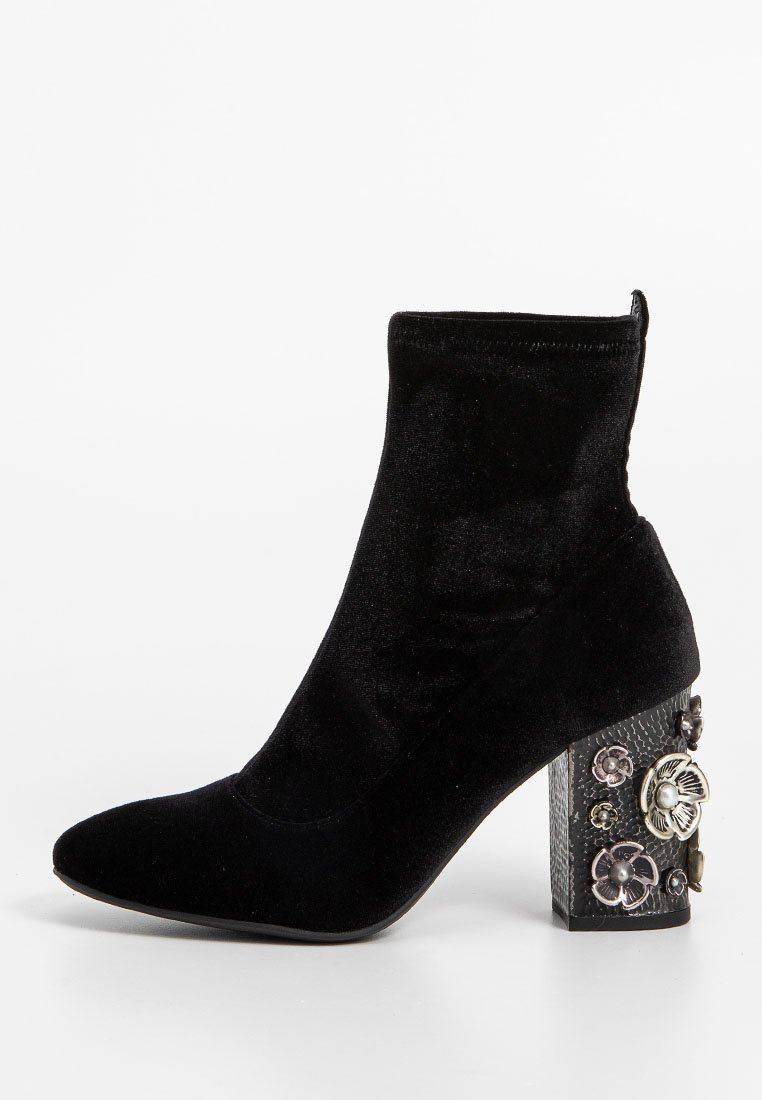 Schwarze Samt-Ankle Boots mit spitzer Zehe und einem strukturierten Blockabsatz, ausgestattet mit floralen Hardware-Akzenten und einer glatten Oberfläche.