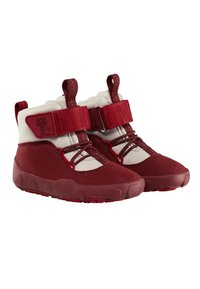Bottes chevilles rouges et crème avec une tige texturée, une bande Velcro et un design à lacets. Semelles en caoutchouc avec un profil denté pour une meilleure traction.