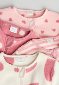 Quatre vêtements pour bébés de différentes nuances de rose, présentant divers motifs : cœurs et pois, fabriqués en matériaux doux en polaire et en coton.