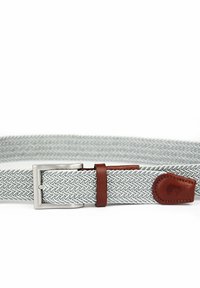 Cintura intrecciata in grigio e bianco con motivo a spina di pesce, dotata di una fibbia metallica argentata e dettagli in pelle marrone per un tocco in più.
