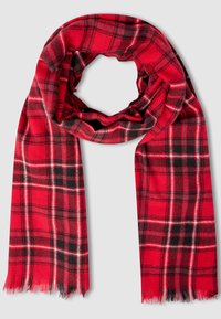 Czerwony szalik w kratę z miękkiego materiału, z frędzlami na brzegach oraz czarno-białymi detalami w kratkowanym wzorze na całej powierzchni.