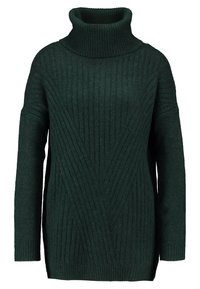 Donkergroene oversized trui met een hoge ribbelkraag, opvallende verticale en diagonale ribbelstructuur, en lange mouwen.