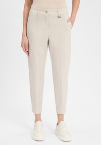 Beige, karierte Hose mit schmaler Passform. Verfügt über einen Knopfverschluss und ein rechteckiges Akzent auf der Taille. Glatte Stofftextur.