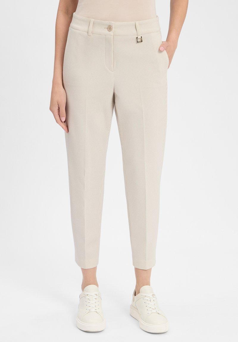 Beige, karierte Hose mit schmaler Passform. Verfügt über einen Knopfverschluss und ein rechteckiges Akzent auf der Taille. Glatte Stofftextur.