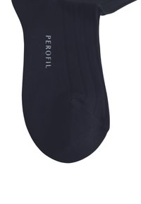 Calzino nero realizzato in tessuto liscio con una texture a costine, con la scritta "PEROFIL" in bianco vicino alla punta.