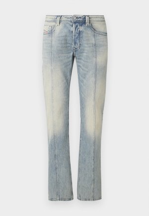 Ανοιχτό μπλε τζιν παντελόνι με ευθεία γραμμή, διπλή ραφή, εμπρόσθιες τσέπες και ξεθωριασμένο φινίρισμα. Χωρίς ορατή επωνυμία.