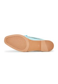 Pantofi de culoare albastru deschis, cu un material texturat, având o talpă din cauciuc bej netedă, cu un model de tracțiune în zigzag și vârful rotunjit.
