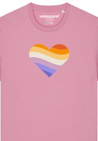 Roze katoenen T-shirt met een hartgrafiek met gelaagde kleuren: oranje, geel, crème, paars en blauw, in een gladde, vlakke design.