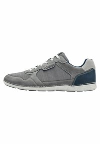 Chaussure de sport grise en matériaux mesh et suédé, dotée de lacets blancs, d'un panneau texturé et d'une accentuation marine contrastante au niveau du talon.
