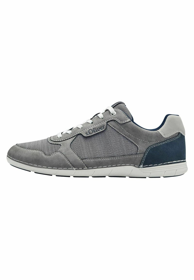 Chaussure de sport grise en matériaux mesh et suédé, dotée de lacets blancs, d'un panneau texturé et d'une accentuation marine contrastante au niveau du talon.