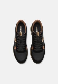 Sneaker neri con dettagli marroni, realizzati in materiali scamosciati e in pelle, punta rotonda e design con lacci, con logo dettagliato sul lato.