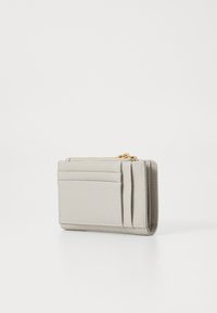 Portacarte in pelle grigia chiara texture con più slot per carte e un compartimento con zip. Forma rettangolare compatta. Finiture in tonalità dorata.