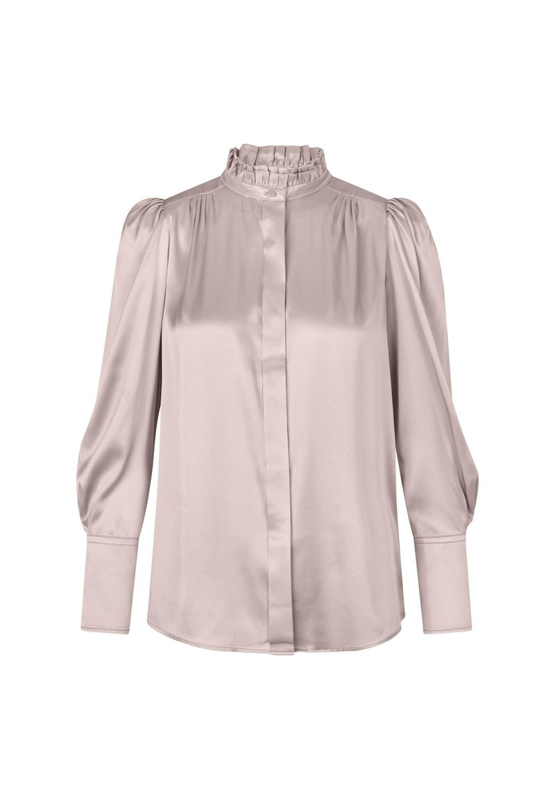 Satinbluse in sanftem Rosa, hoher geraffter Kragen, gepuffte lange Ärmel, Knopfleiste vorne, glatte Textur, taillierter Schnitt.
