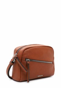 Brun læder crossbody taske med rektangulær form, topzipper, frontlomme med zipper og en kort justerbar strop. Glat tekstur.