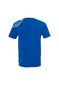 T-shirt bleu à manches courtes en tissu à la texture lisse ; il présente un panneau en maille à motif sur l'épaule et un col rond.