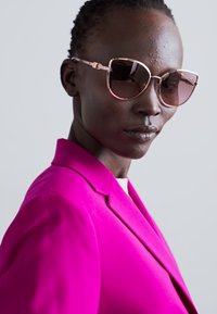 Michael Kors CATALONIA - Päikeseprillid - rose gold shiny/light brown pink gradient flash
