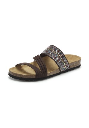 Brauner Slip-On-Sandal mit Korksohle, ausgestattet mit zwei schlichten Riemen und einem breiten Riemen, der mit mehrfarbigen Strasssteinen verziert ist.
