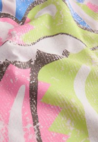 Textil, amely élénk, absztrakt mintával rendelkezik, merész színekkel: rózsaszín, zöld, kék és fekete egy fehér háttéren. Puha anyagú textúra.